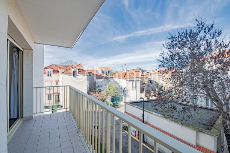 3 PIECES AVEC 2 BALCONS ET PARKING